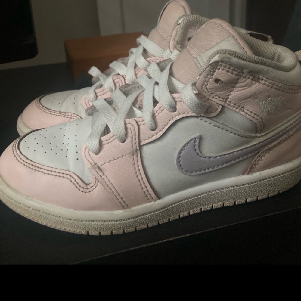 Jordan Pink and White Sneakers for Everyday Style